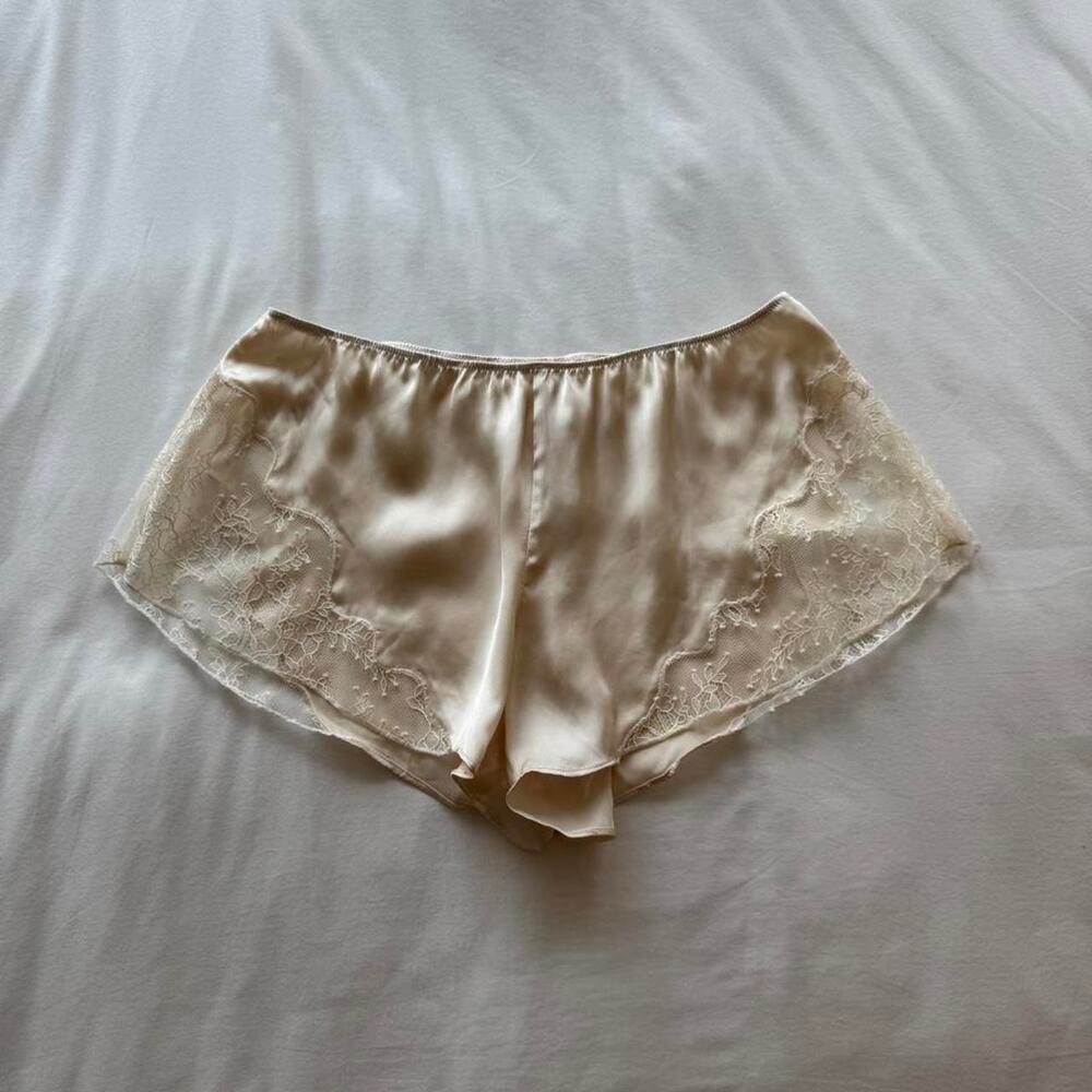 Cream silk lace shorts with floral embroidery